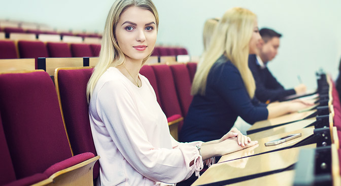 Studentka Wyższej Szkoły Informatyki i Zarządzania w Rzeszowie podczas zajęć