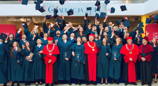 Absolwenci WSIiZ podczas graduacji rzucają biretami