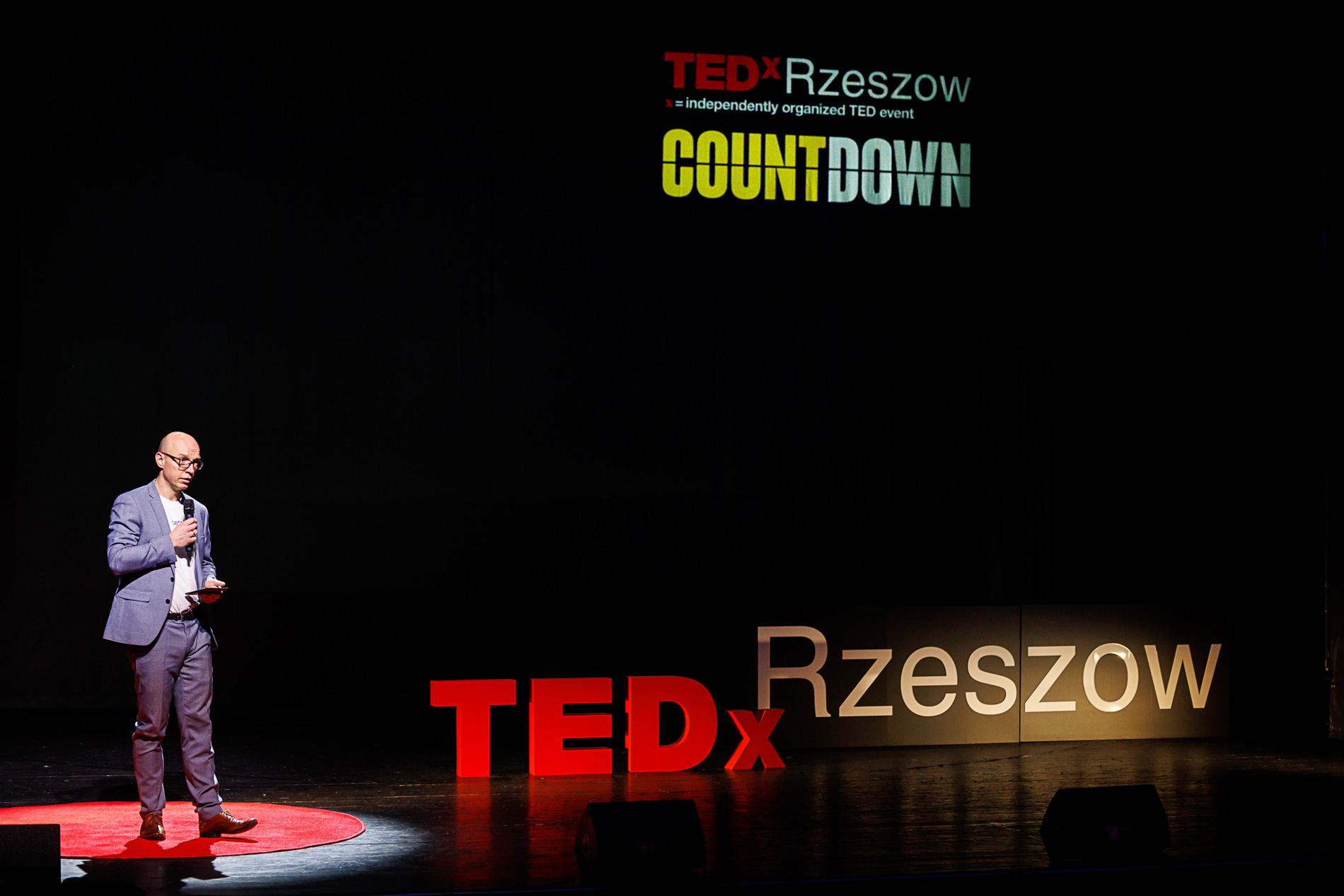 Prowadzący Łukasz Bis na scenie teatru podczas wydarzenia TEDx Rzeszów Countdown WSIiZ