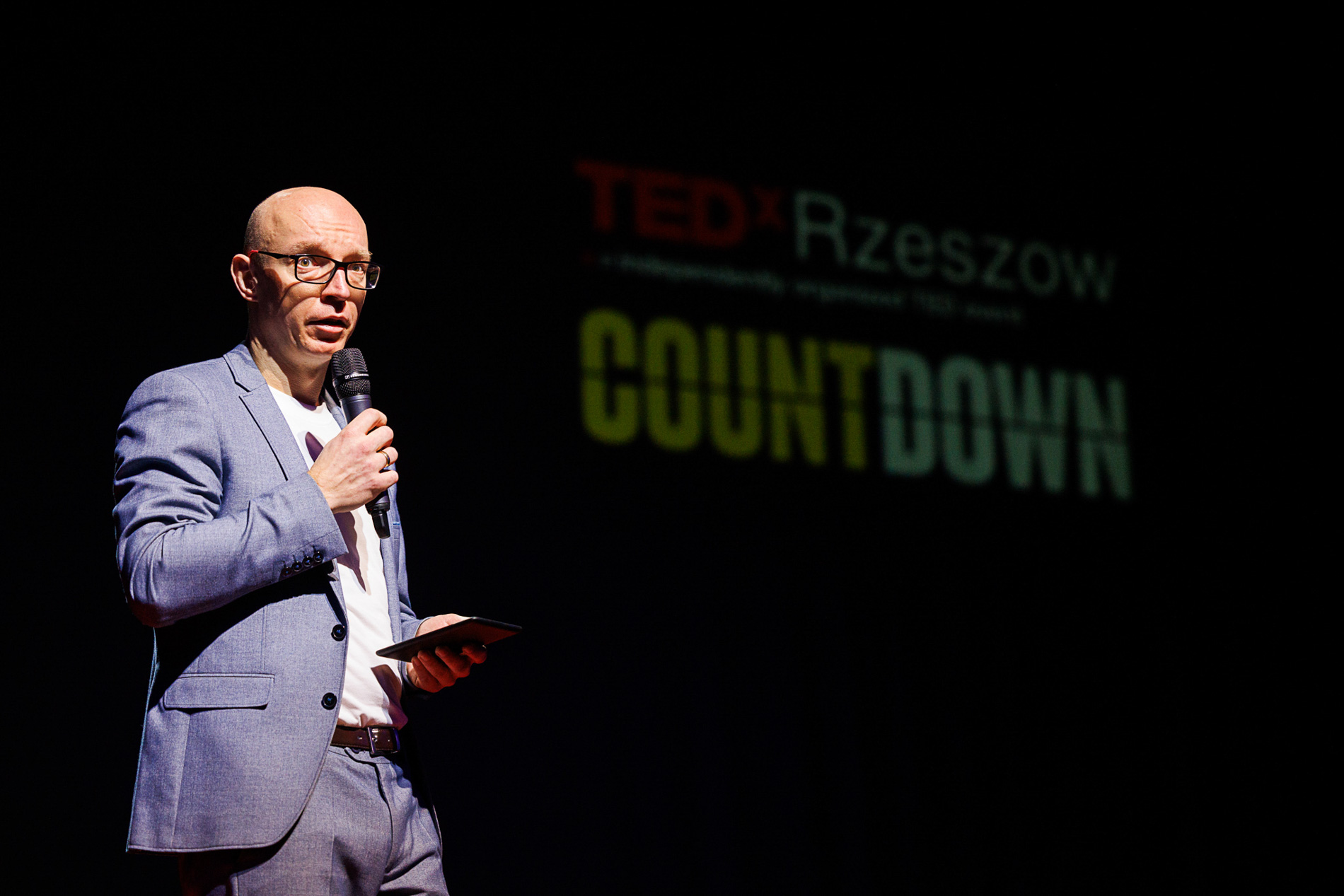 Prowadzący Łukasz Bis na tle TEDx Rzeszów Countdown WSIiZ