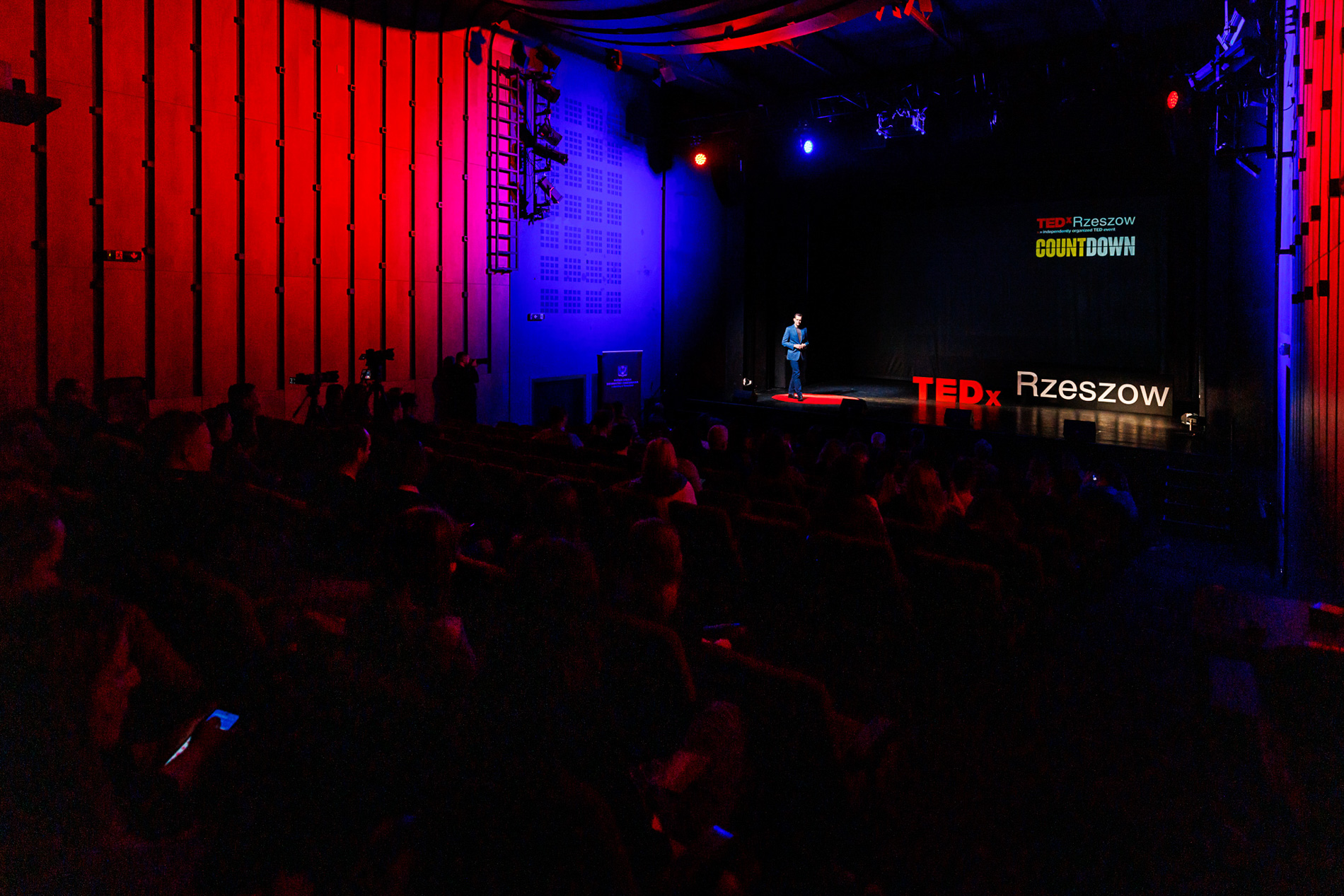 Wystąpienie Prelegenta dr Macieja Rysia na scenie podczas wydarzenia TEDx Rzeszów Countdown WSIiZ