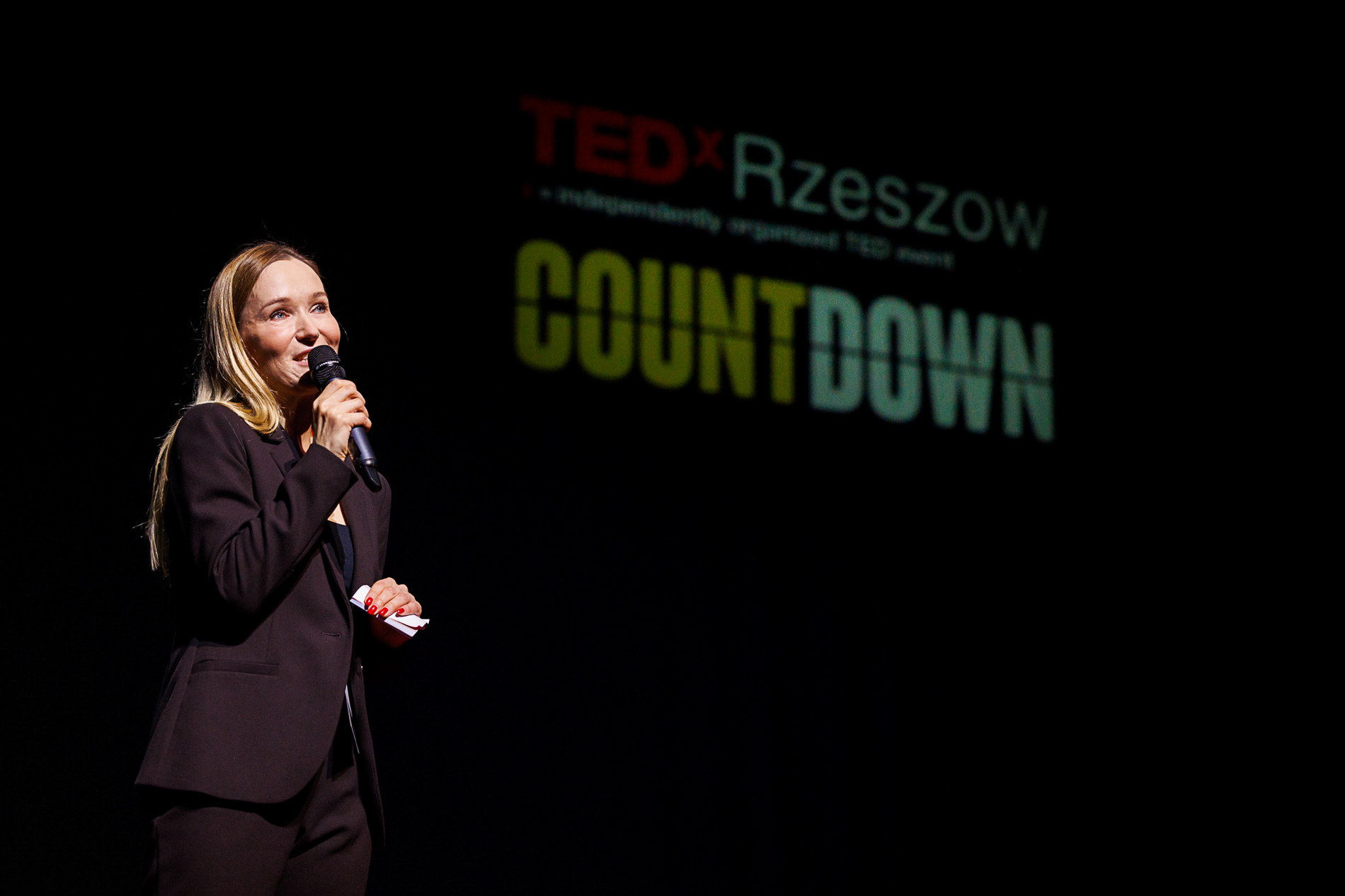 Prelegentka dr Joanna Remiszewska na scenie podczas wydarzenia TEDx Rzeszów Countdown WSIiZ