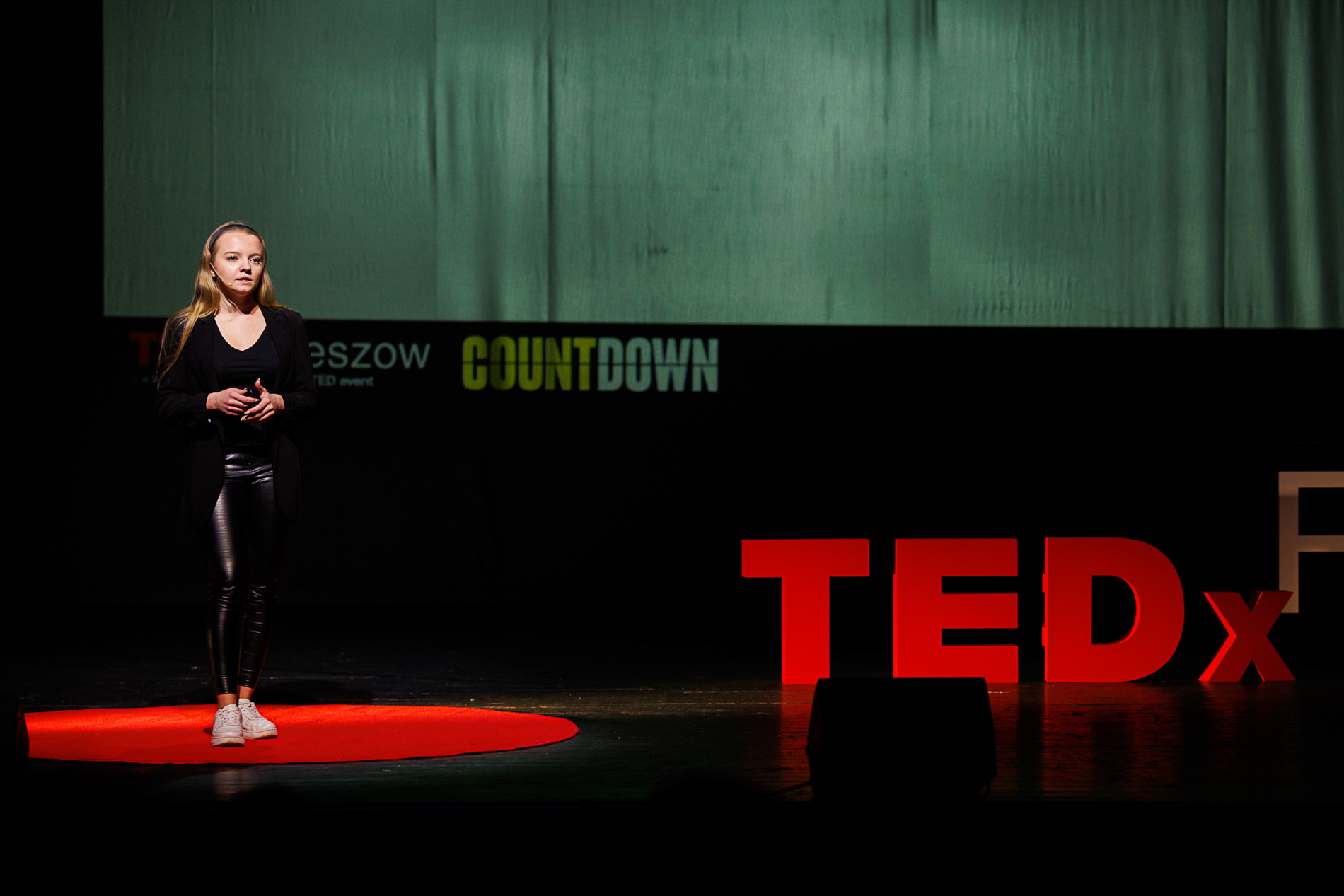Prelegentka Martyna Łuszczek na scenie podczas wydarzenia TEDx Rzeszów Countdown WSIiZ