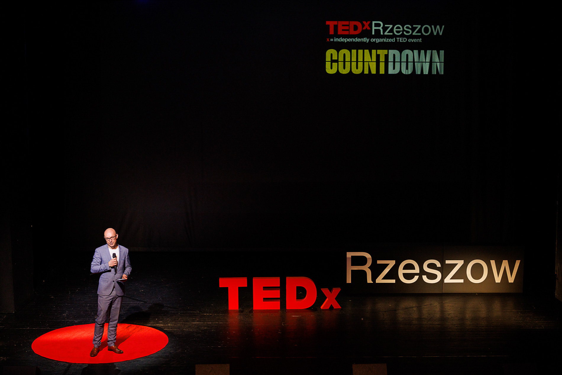 Prowadzący Łukasz Bis na scenie podczas wydarzenia TEDx Rzeszów Countdown WSIiZ
