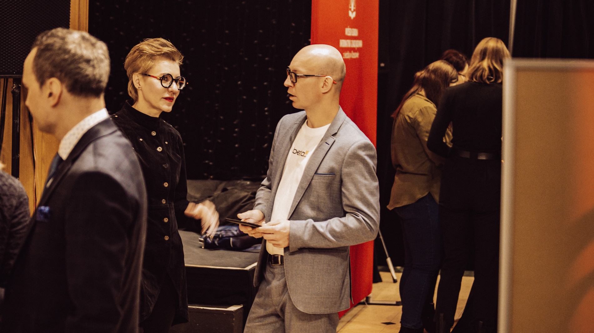 Prowadzący Łukasz Bis w trakcie rozmowy z uczestniczką wydarzenia TEDx Rzeszów Countdown WSIiZ