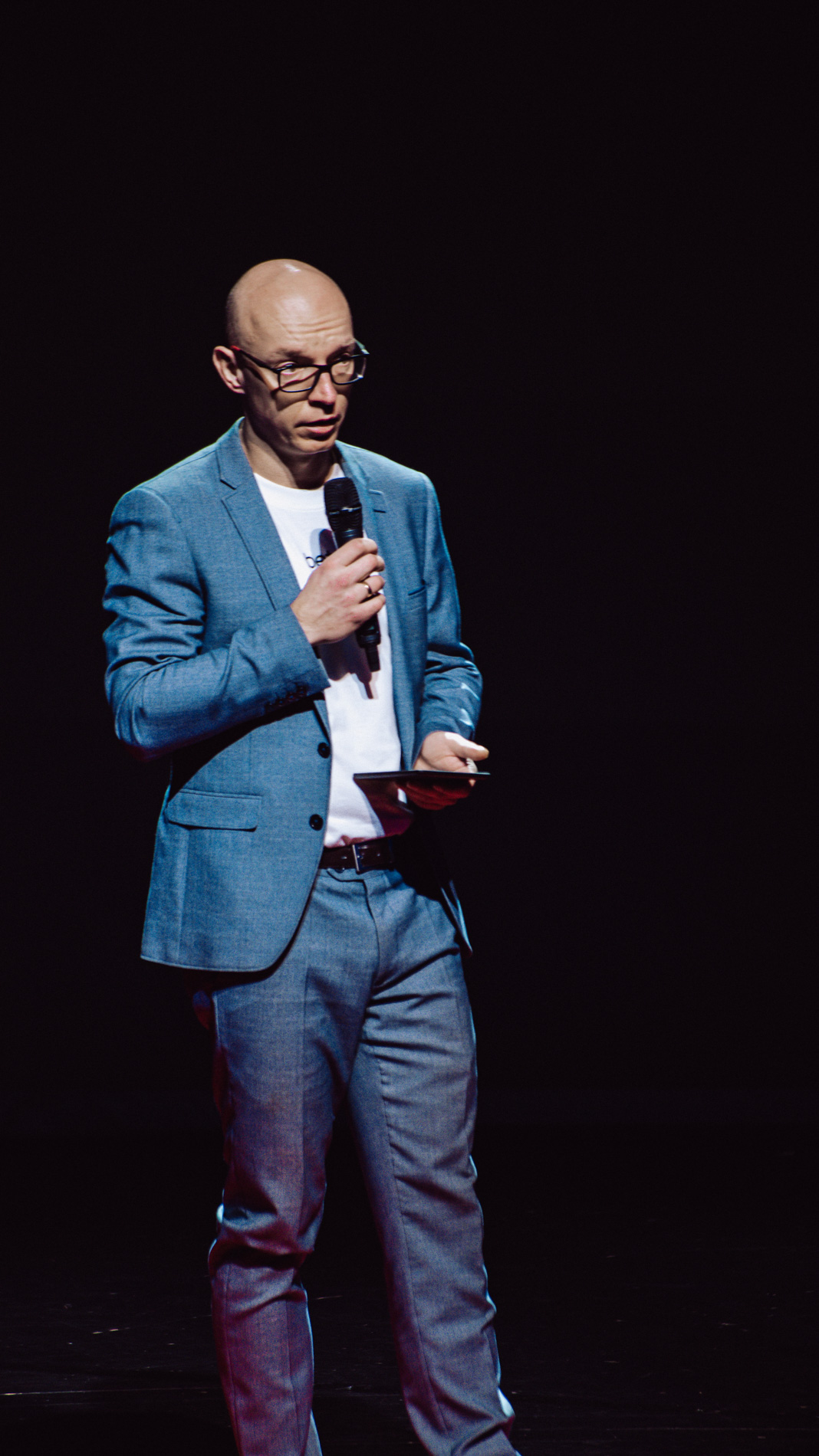 Prowadzący Łukasz Bis przedstawiający kolejnego prelegenta podczas wydarzenia TEDx Rzeszów Countdown WSIiZ