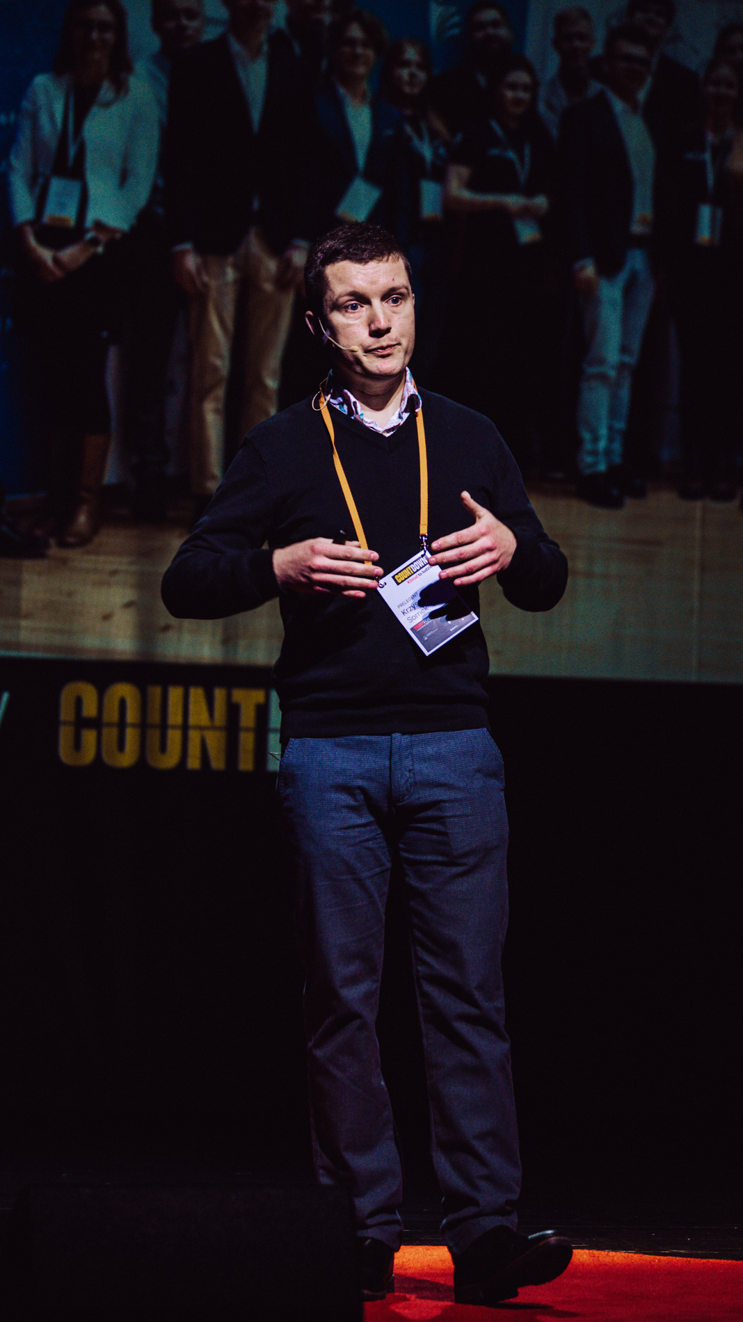 Prelegent dr inż. Krzysztof Sornek opowiadający o wykorzystaniu OZE podczas wydarzenia TEDx Rzeszów Countdown WSIiZ