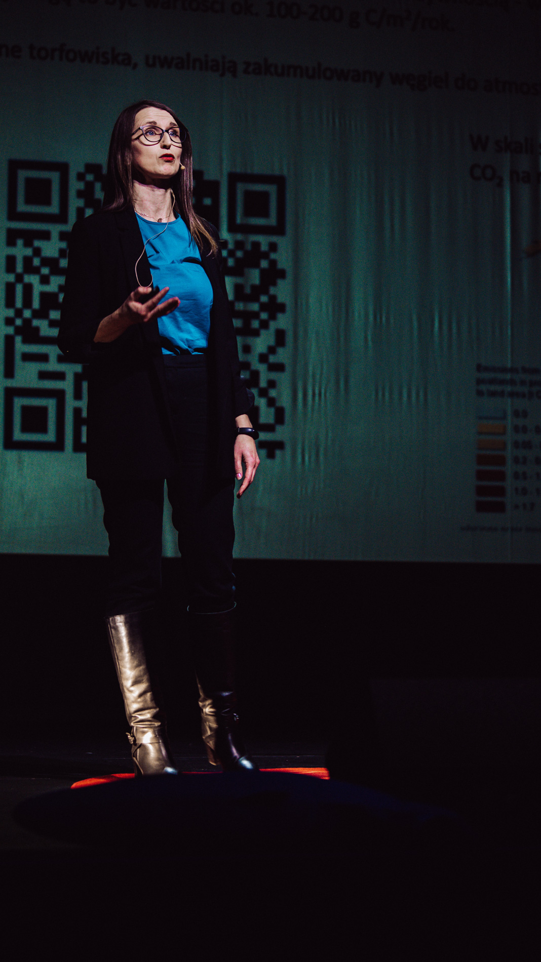 Ilona Biedroń opowiadająca o recepcie na walkę z powodziami podczas wydarzenia TEDx Rzeszów Countdown WSIiZ