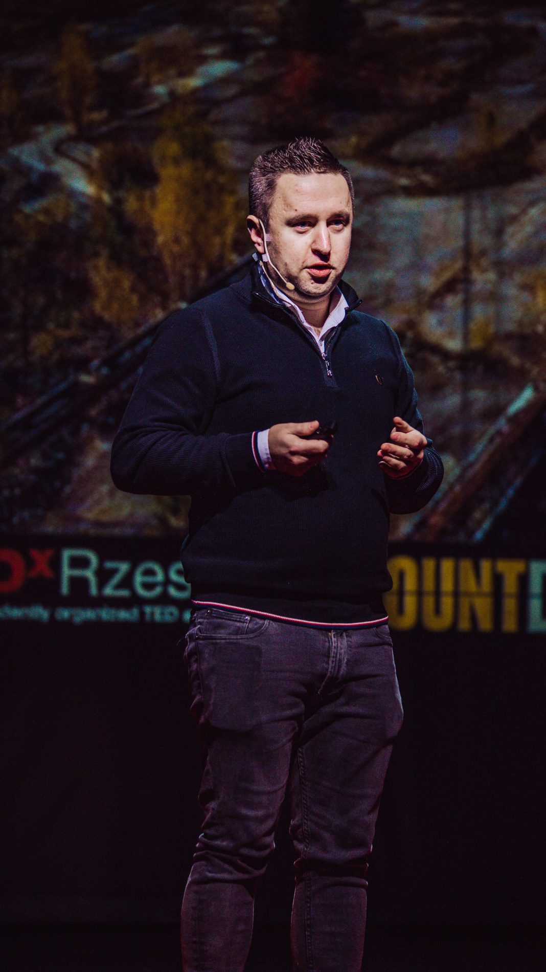 Prelegent Piotr Pietras opowiadający o znaczeniu konopii siewnych podczas wydarzenia TEDx Rzeszów Countdown WSIiZ