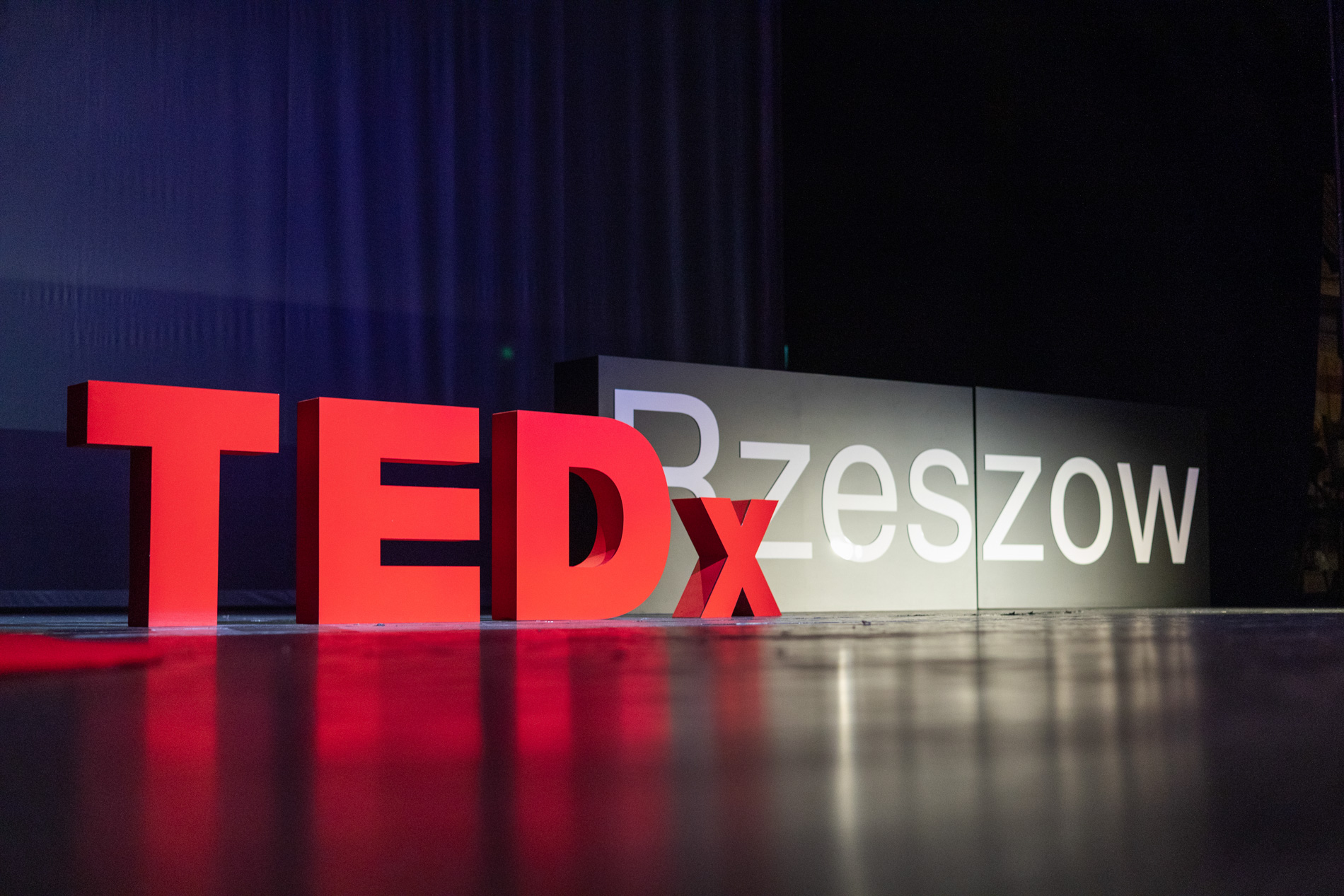 Napis TEDx Rzeszów Countdown WSIiZ na scenie Teatru im. Wandy Siemaszkowej w Rzeszowie