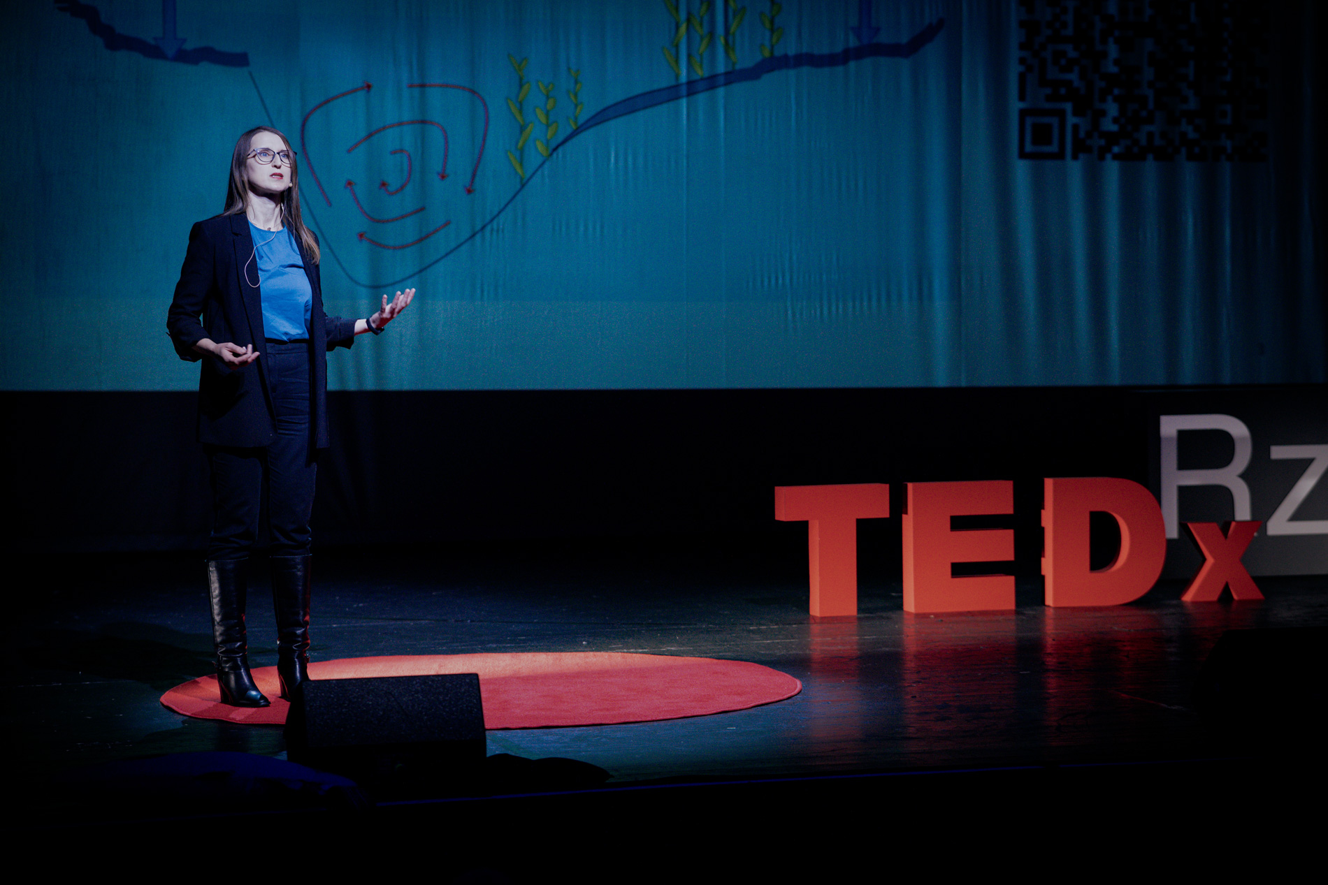 Prelegentka Ilona Biedroń opowiadająca o stanie rzek podczas wydarzenia TEDx Rzeszów Countdown WSIiZ