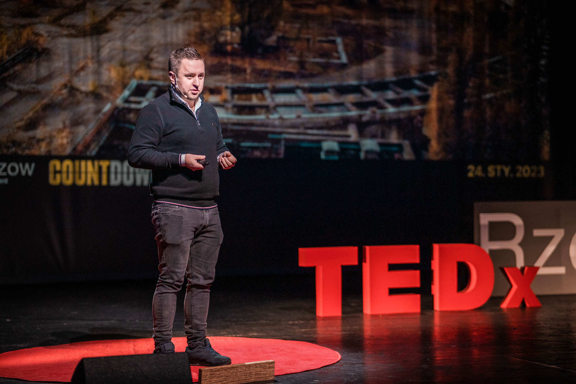 Prelegent Piotr Pietras w trakcie swojego wystąpienia podczas wydarzenia TEDx Rzeszów Countdown WSIiZ