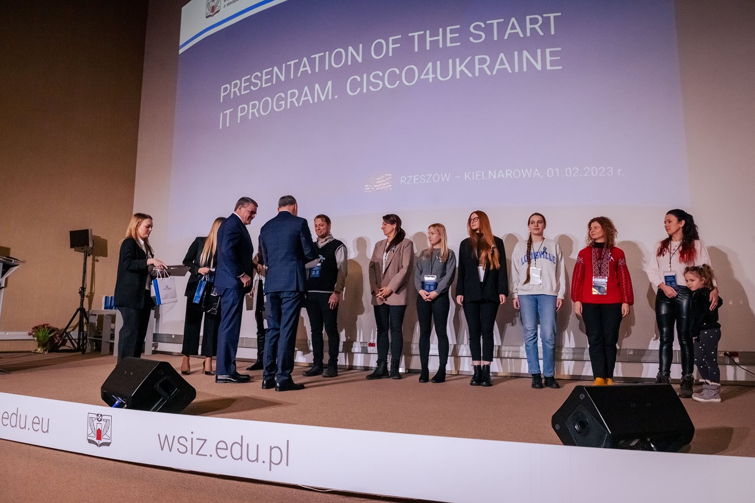 Absolwenci programu na scenie w trakcie inauguracji programu Start IT – Cisco4Ukraine