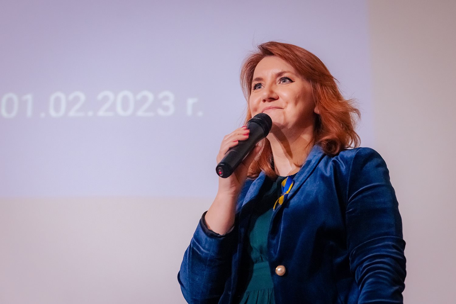 Red. Sylwia Czubkowska na scenie podczas podczas inauguracji programu Start IT – Cisco4Ukraine