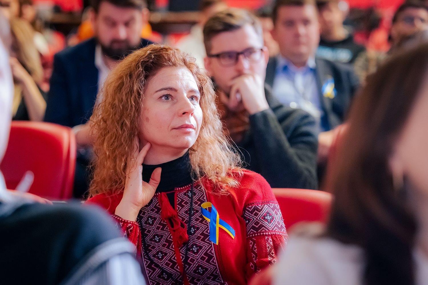 Uczestniczka wydarzenia na widowni podczas debaty „NOWOCZESNA UKRAINA – EDUKACJA, GOSPODARKA, TECHNOLOGIE”