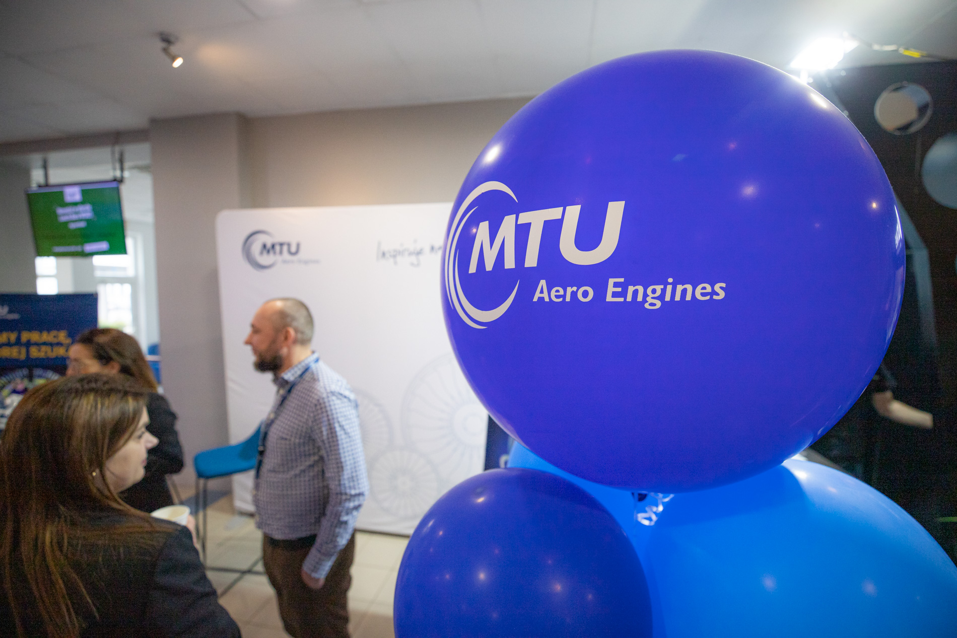 Przedstawiciel MTU Aero Engines Polska prezentujący ofertę na targach Aviation Career Day we WSIiZ