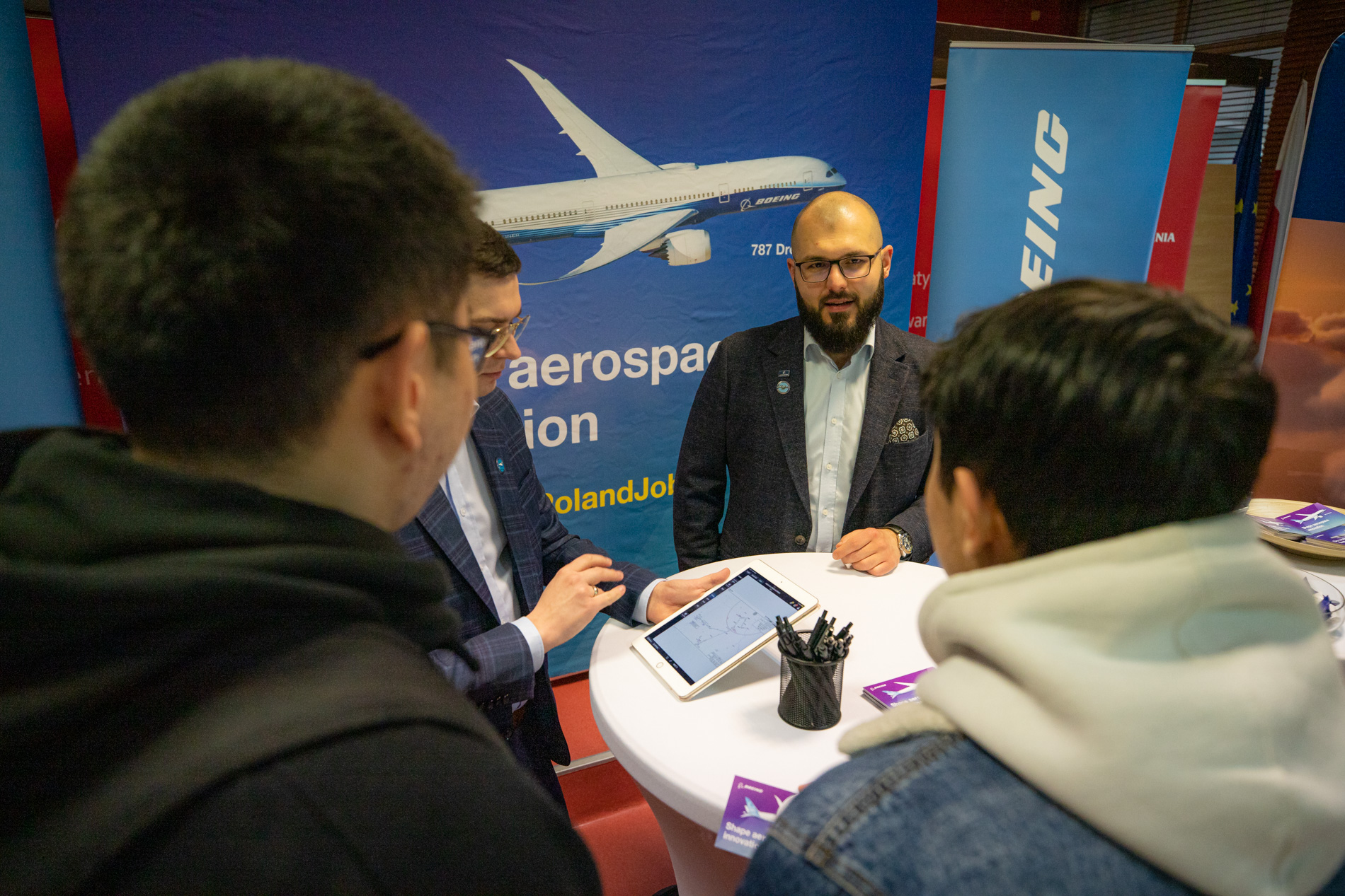 Przedstawiciele Boeing Poland prezentujący swoją ofertę podczas targów Aviation Career Day we WSIiZ