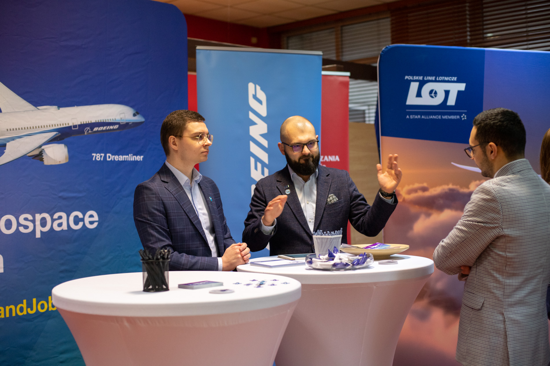 Przedstawiciele Boeing Poland w trakcie rozmowy z uczestnikiem targów Aviation Career Day we WSIiZ