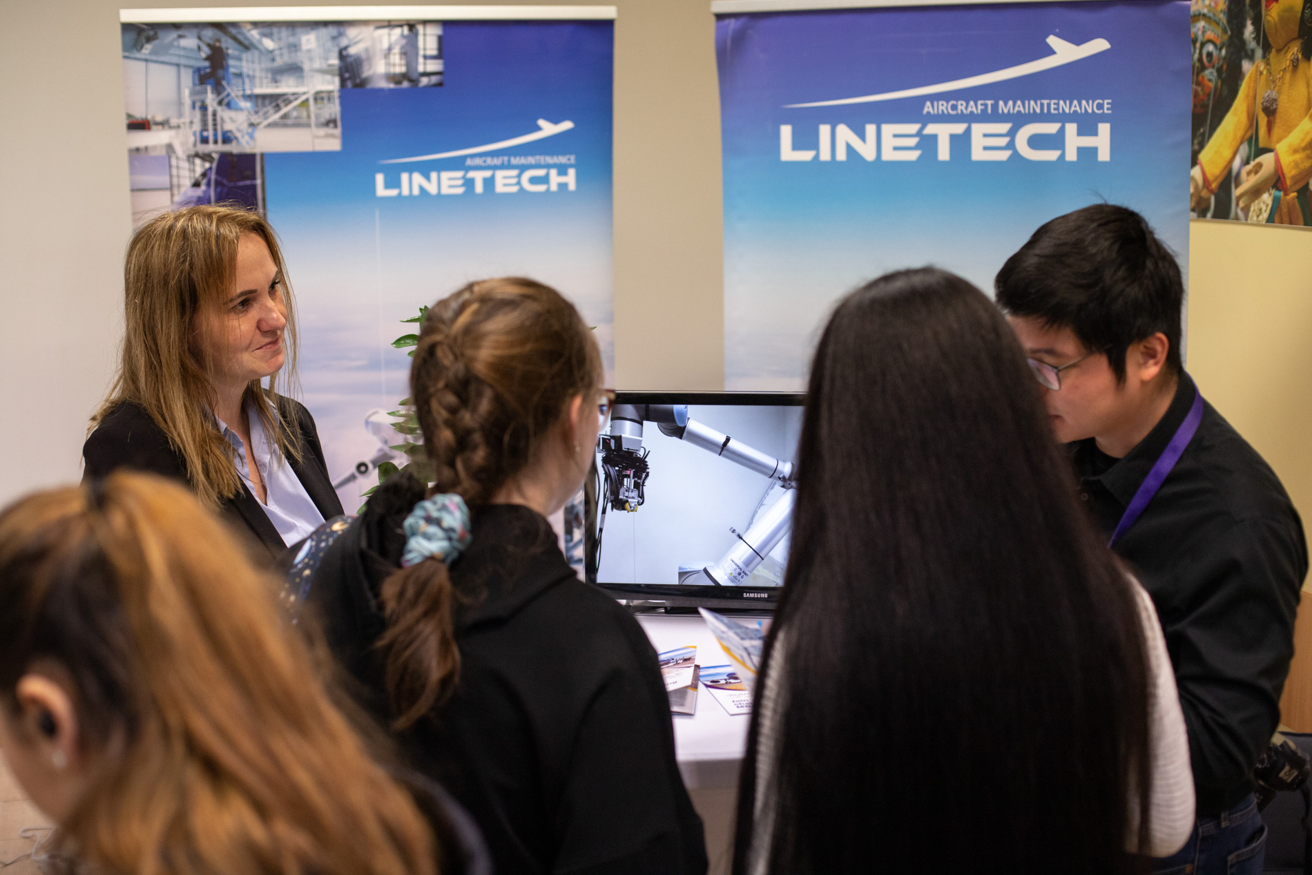 Przedstawiciele firmy LINETECH prezentujący swoją ofertę podczas targów Aviation Career Day we WSIiZ