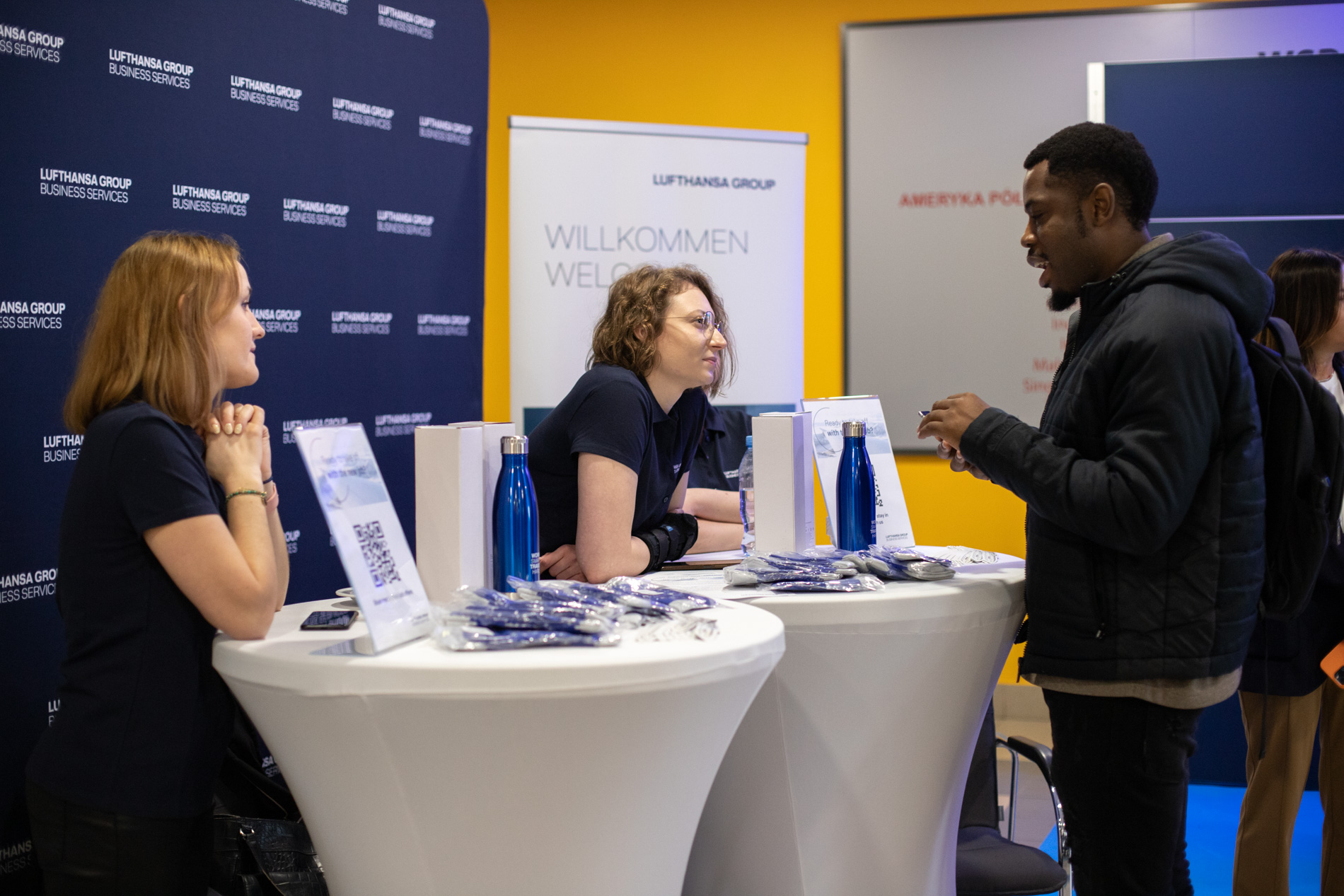 Pracownicy Lufthansa Global Business Services w trakcie rozmowy z uczestnikiem podczas targów targów Aviation Career Day we WSIiZ
