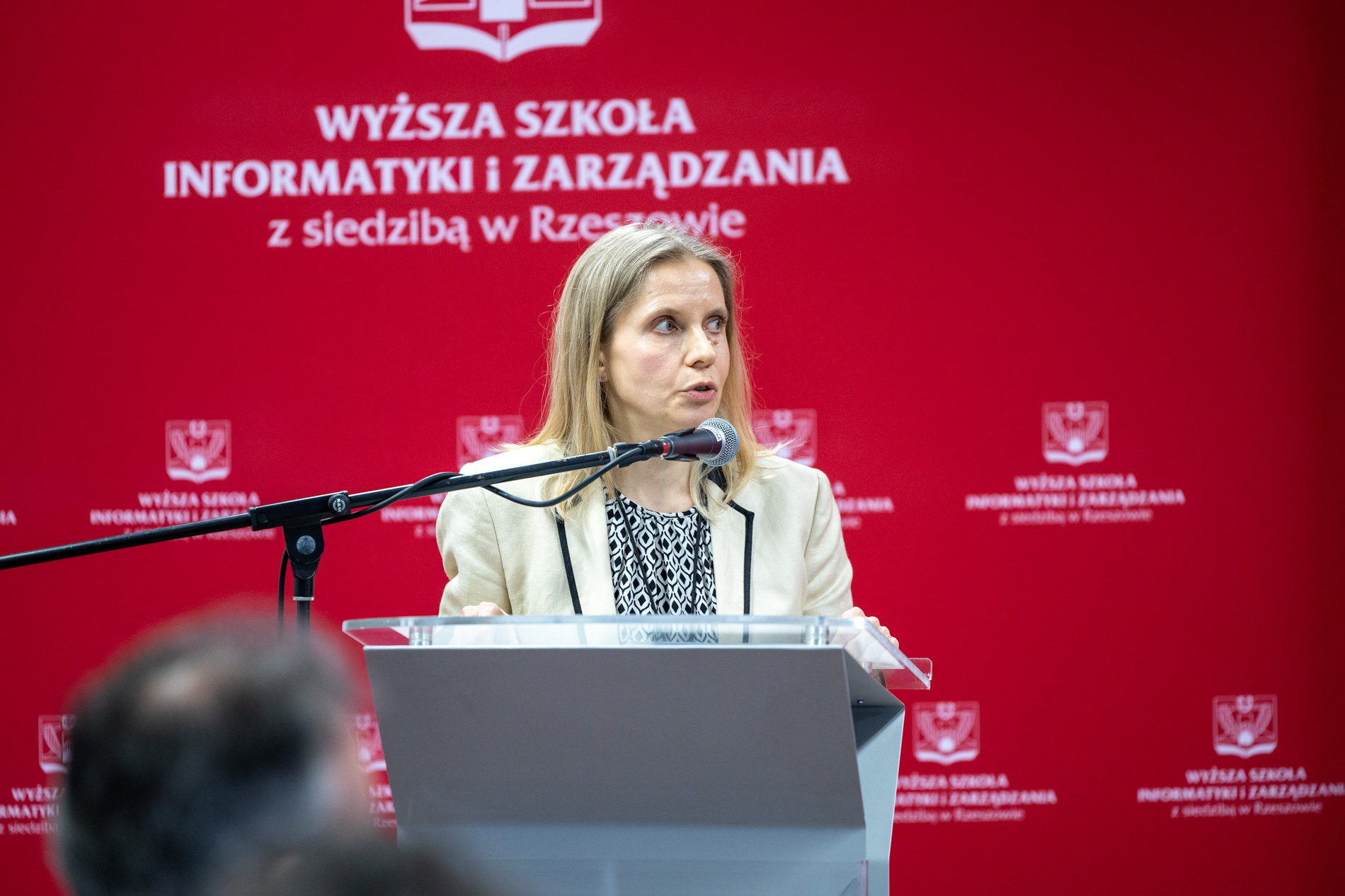 Dr Katarzyna Kosior podczas swojego wystąpienia w ramach Ogólnopolskiej Konferencji Naukowej „Perspektywy rozwoju polskiej wsi w kontekście zrównoważonego rozwoju”
