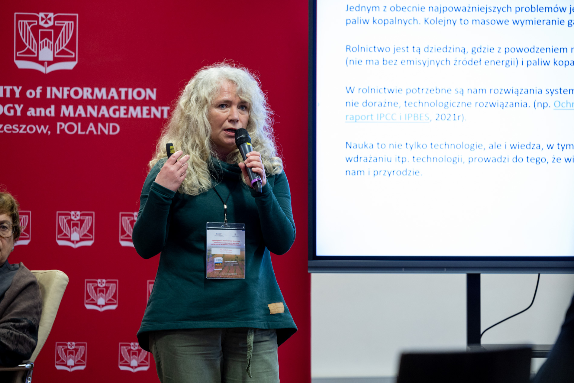 Prof. Paulina Kramarz w trakcie swojego wystąpienia podczas Ogólnopolskiej Konferencji Naukowej „Perspektywy rozwoju polskiej wsi w kontekście zrównoważonego rozwoju”