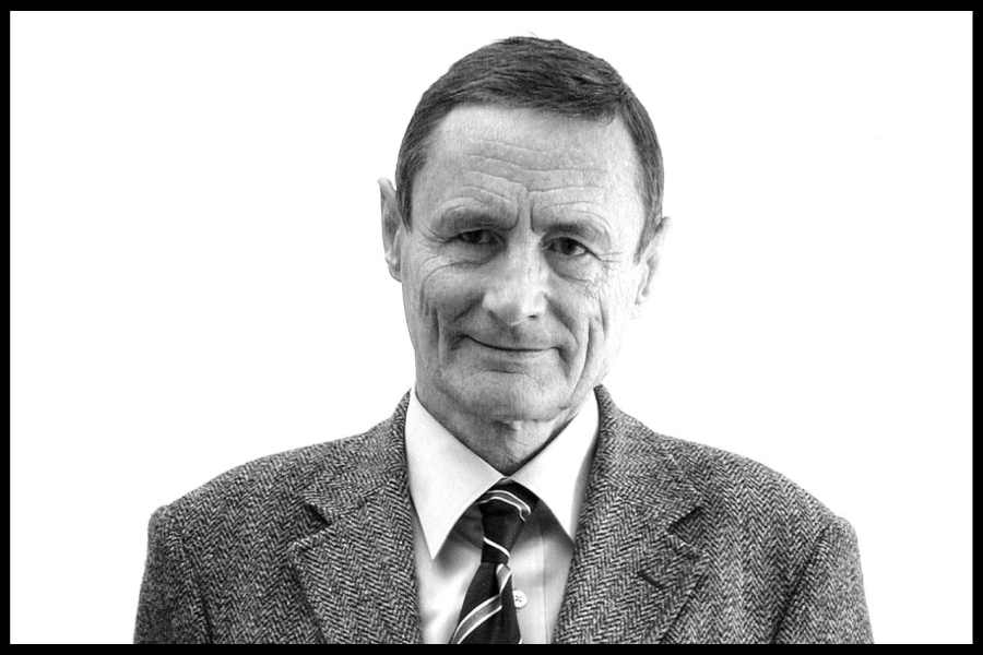 Czarno-białe zdjęcie portretowe prof. Jerzego Chłopeckiego na białym tle.