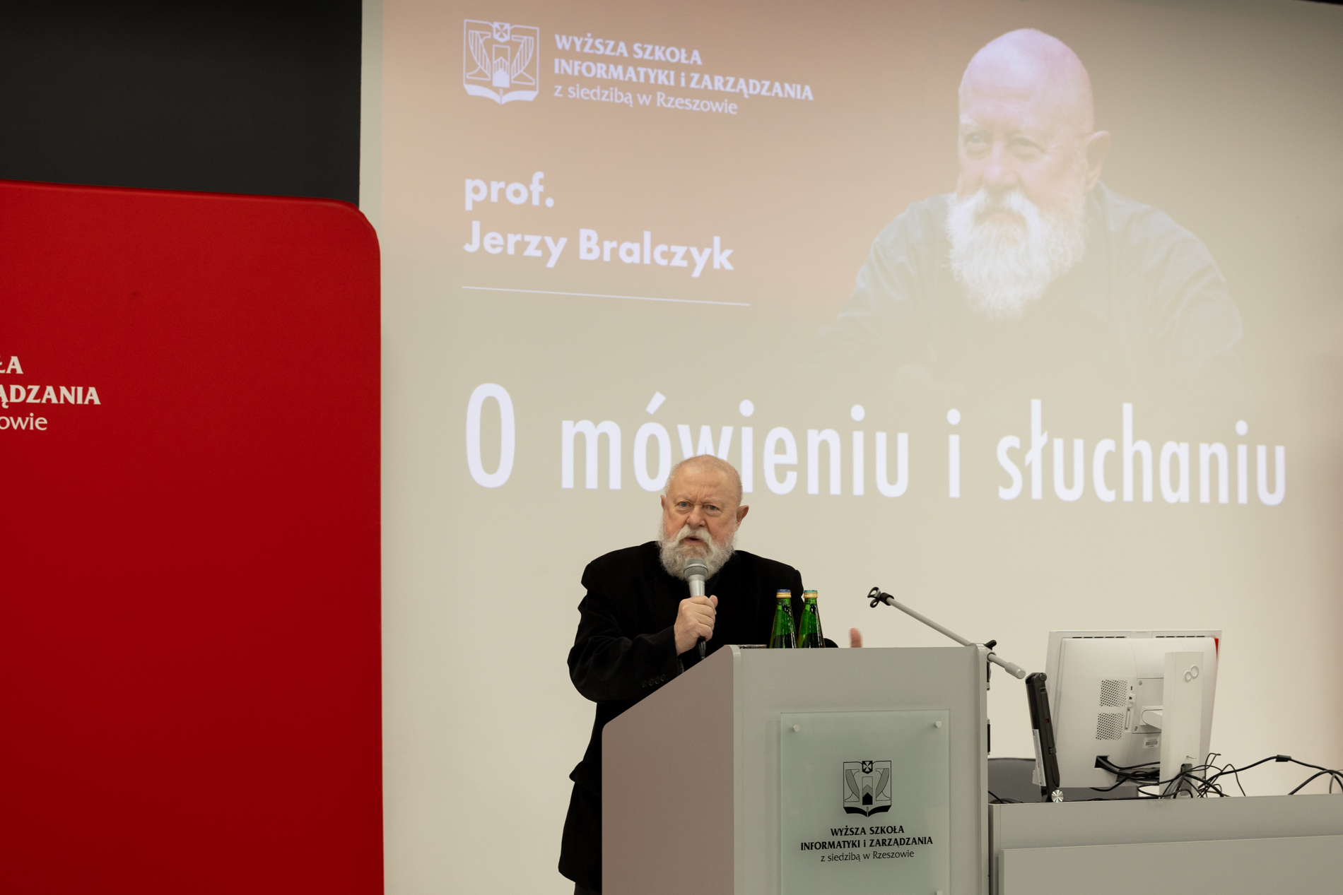 prof. Jerzy Bralczyk z mikrofonem