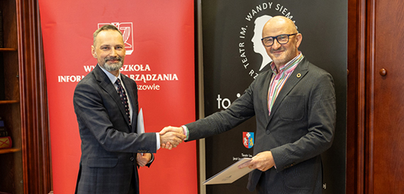 Andrzej Rozmus i Jan Nowara podpisują umowę