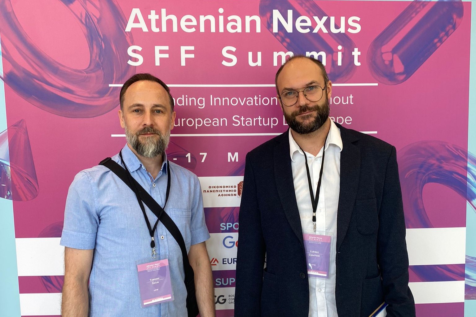 Konferencja w Atenach - dwóch mężczyzn pozuje do zdjęcia