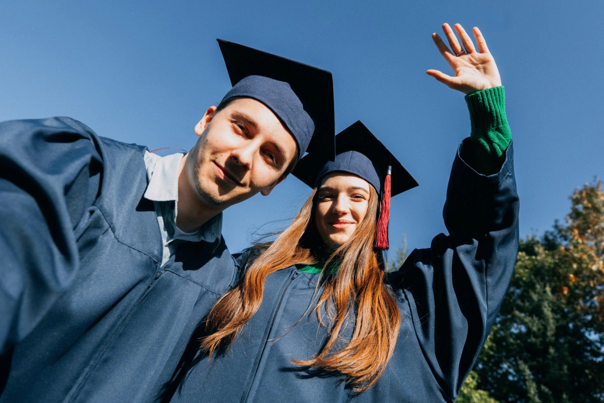 Absolwenci Cyberbezpieczeństwa we WSIiZ w Rzeszowie podczas Graduacji