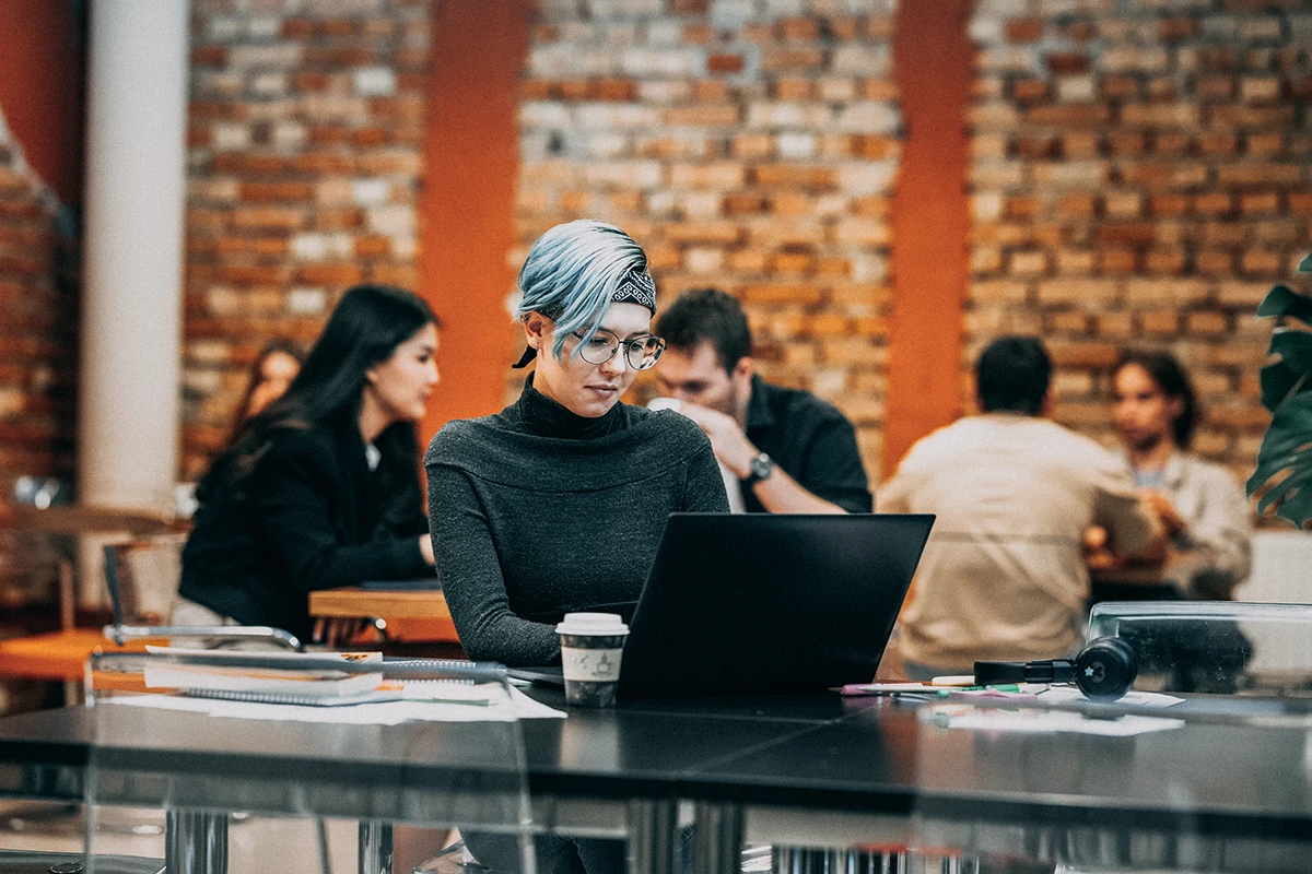 Studentka Cyberbezpieczeństwa we WSIiZ pracuje przy laptopie