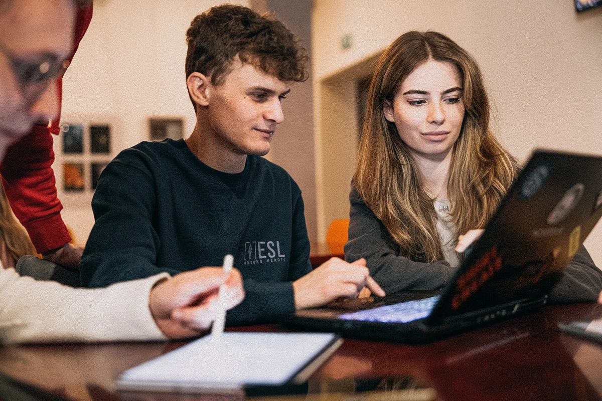 Studenci Cyberbezpieczeństwa we WSIiZ pracujący w grupie