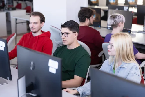 Studenci Programowania we WSIiZ w Rzeszowie pracujący przy komputerze