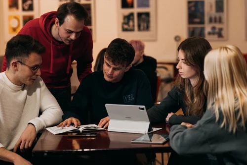 Studenci Programowania we WSIiZ pracujący nad wspólnym programem