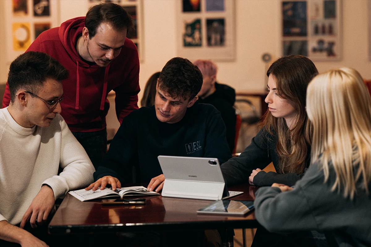 Studenci Programowania we WSIiZ pracujący nad wspólnym programem