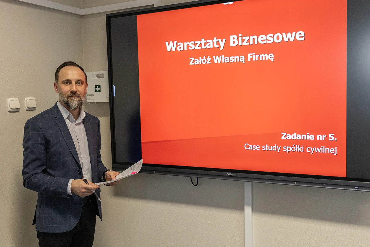 Doktor Tomasz Skica Podczas prezentacji w ramach Warsztatów Biznesowych