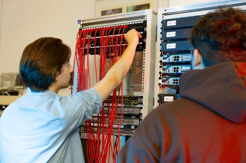 Studenci Programowania we WSIiZ pracujący nad projektem