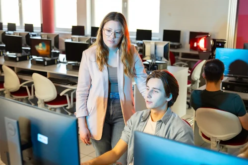 Studenci Programowania we WSiIZ uczący się matematyki