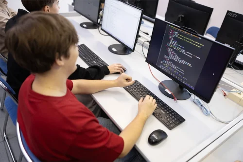 Student Programowania I stopnia we WSIiZ w Rzeszowie podczas zajęć w laboratorium komputerowym