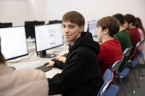 Studenci Programowania I stopnia we WSIiZ pracujący w labolatorium komputerowym