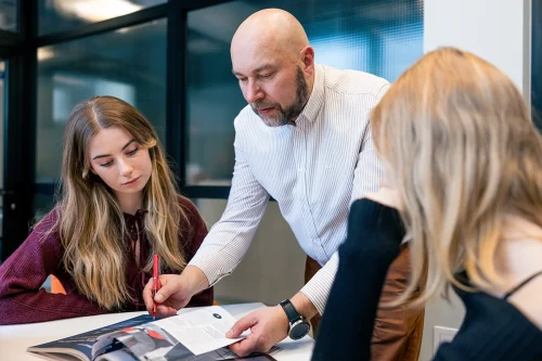 Studenci Programowania we WSIiZ pracujący ze specjalistą