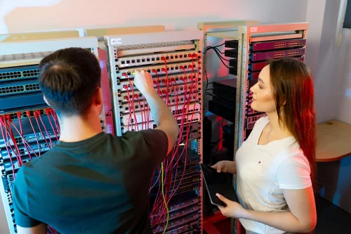 Studenci Informatyki 1 stopnia we WSIiZ pracujący w serwerowni