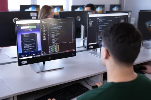 Student Informatyki 1 stopnia we WSIiZ w Rzeszowie pracujący przy komputerze