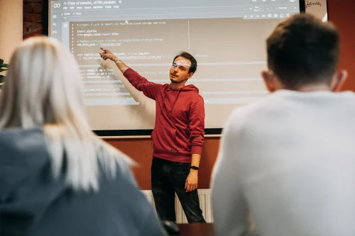 Student Informatyki 1 stopnia we WSIiZ w Rzeszowie prezentujący kod programu