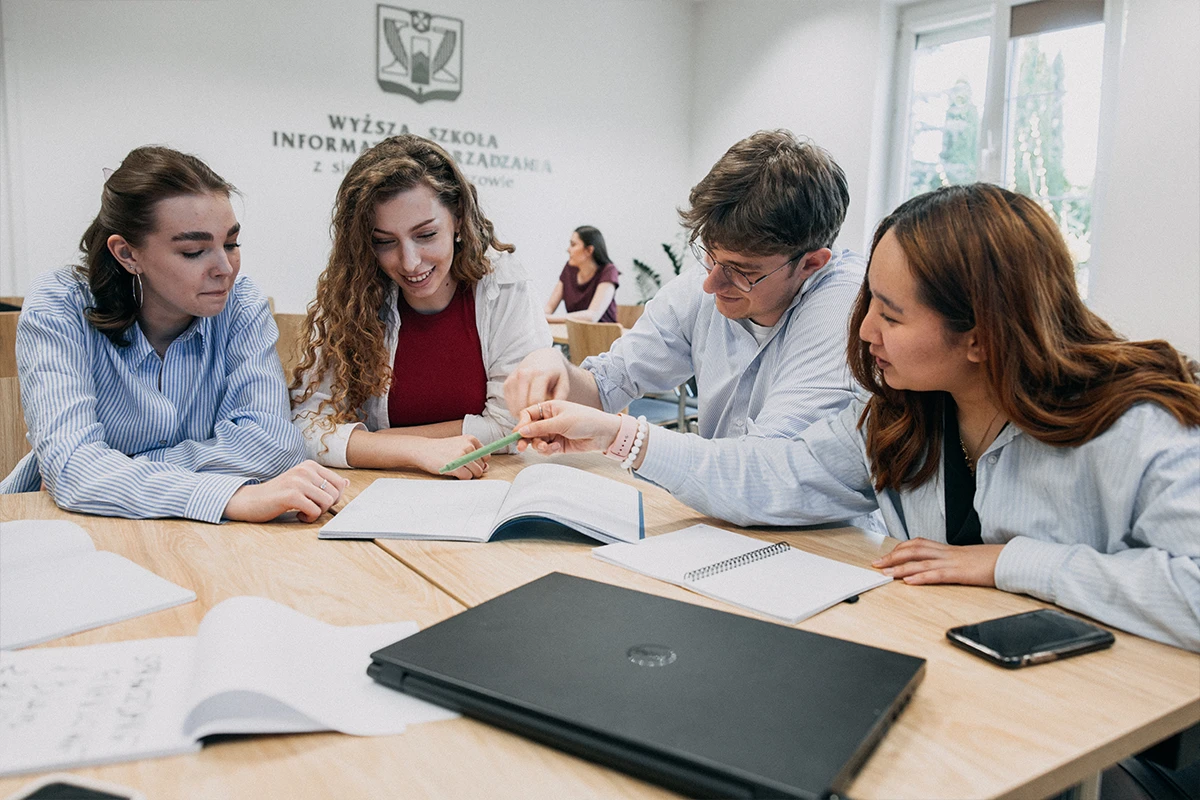 Studenci Analityki danych w biznesie I stopnia we WSiIZ podczas zajęć