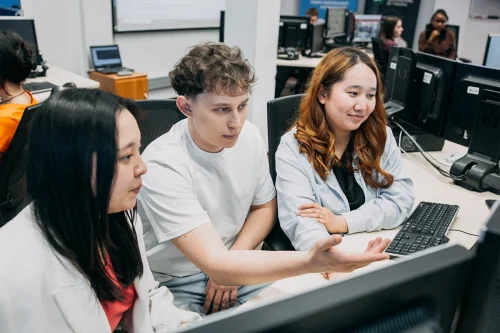 Studenci Analityki danych w biznesie I stopnia we WSiIZ podczas zajęć