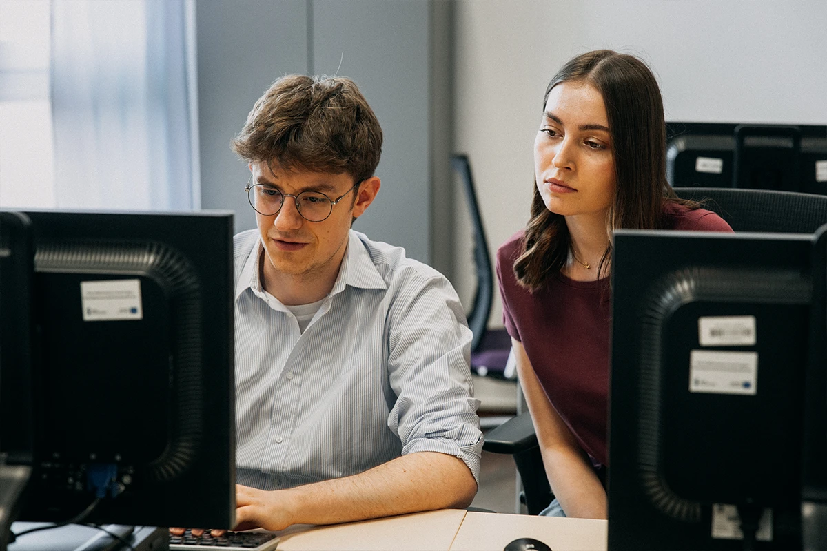 Studenci Analityki danych w biznesie I stopnia we WSiIZ podczas zajęć