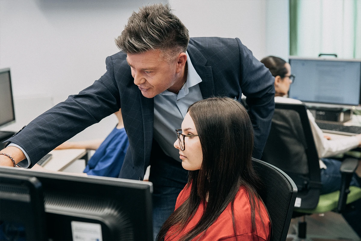 Student Analityki danych w biznesie I stopnia we WSIiZ podczas zajęć