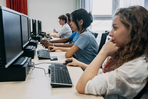 Studenci Analityki danych w biznesie I stopnia we WSiIZ podczas zajęć